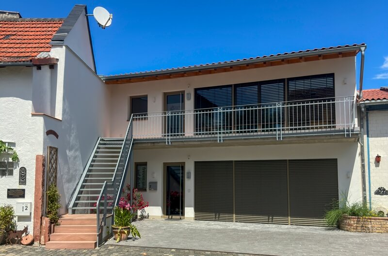 Aussenansicht von der Frequenz Oase im Innenhof der Schlagmühle